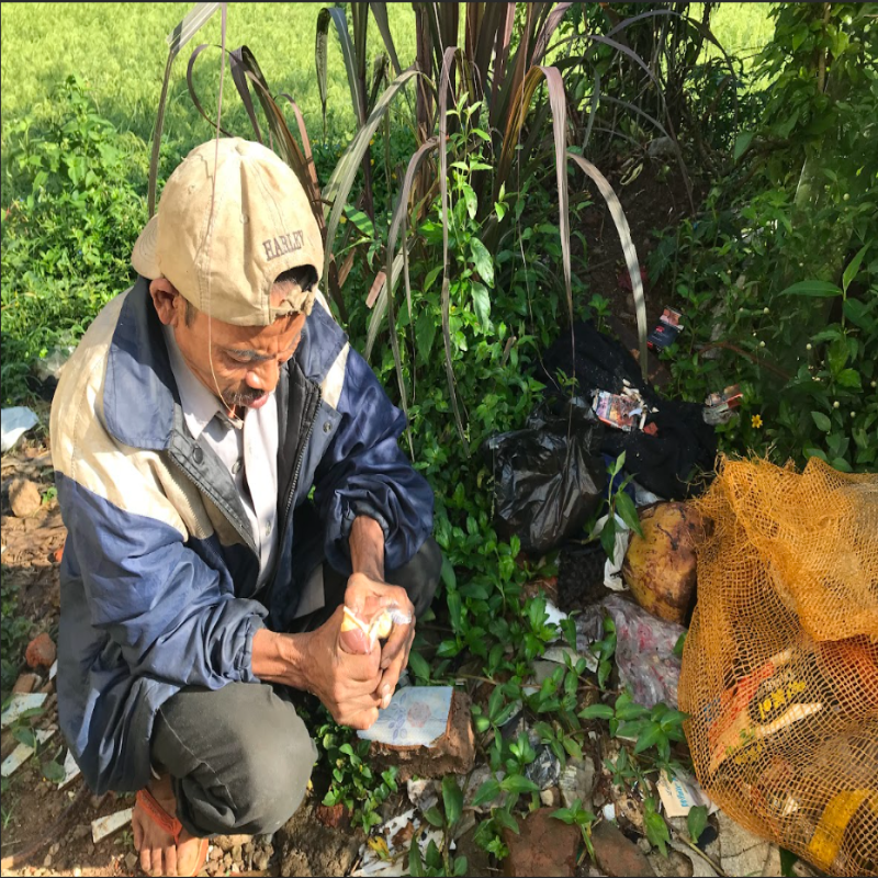 Tinggal di Tengah Hutan dengan Menahan Perut Lapar Seorang Diri