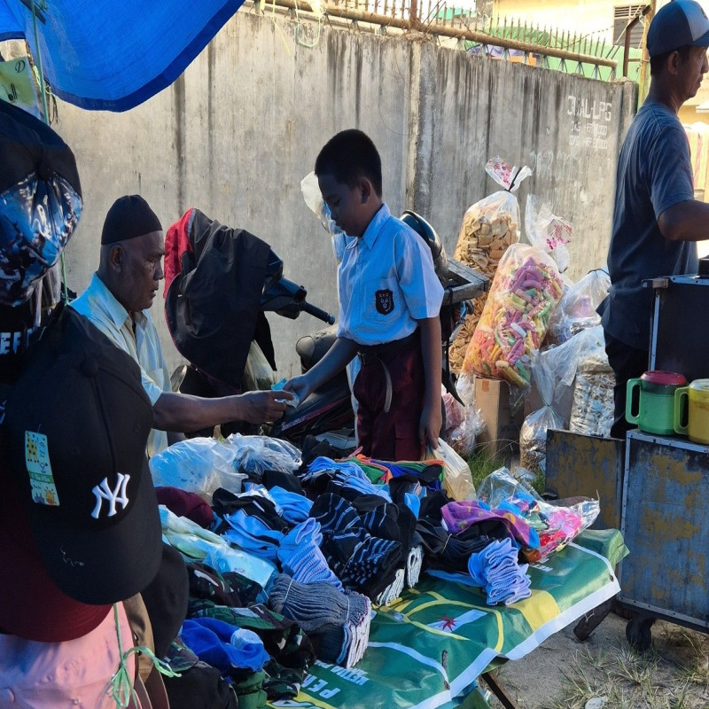 Kisah Yatim Penjual Opak Ini Hidupi Ibu Sakit Kanker