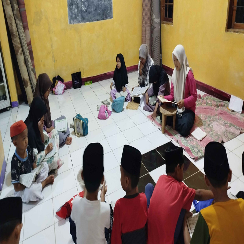 Wakaf air 35 anak yatim piatu berwudhu menggunakan air kotor