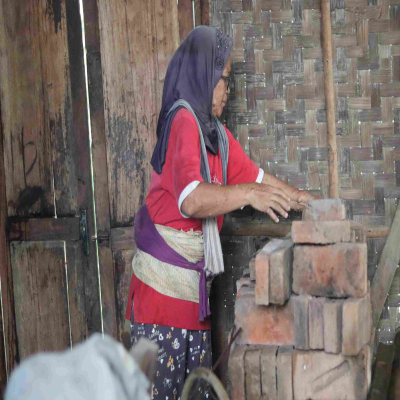 Sakit Kulit Langka Bu Siti Tulang Punggung Keluarga