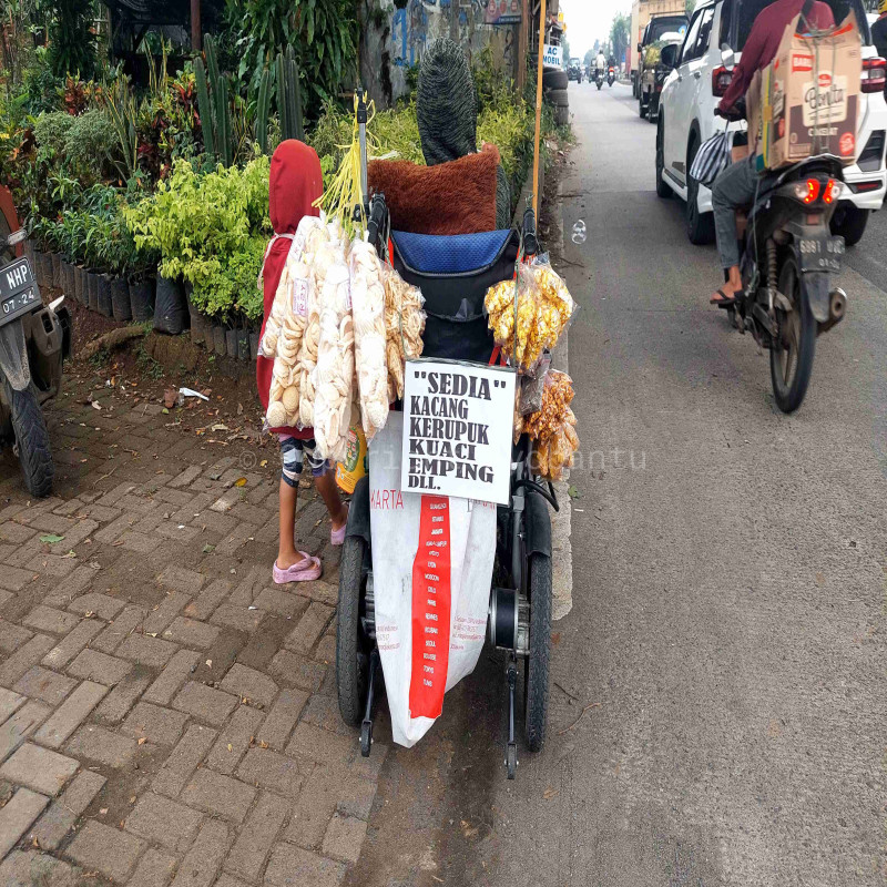 Bantu Ibu Warni Difabel Penjual Krupuk