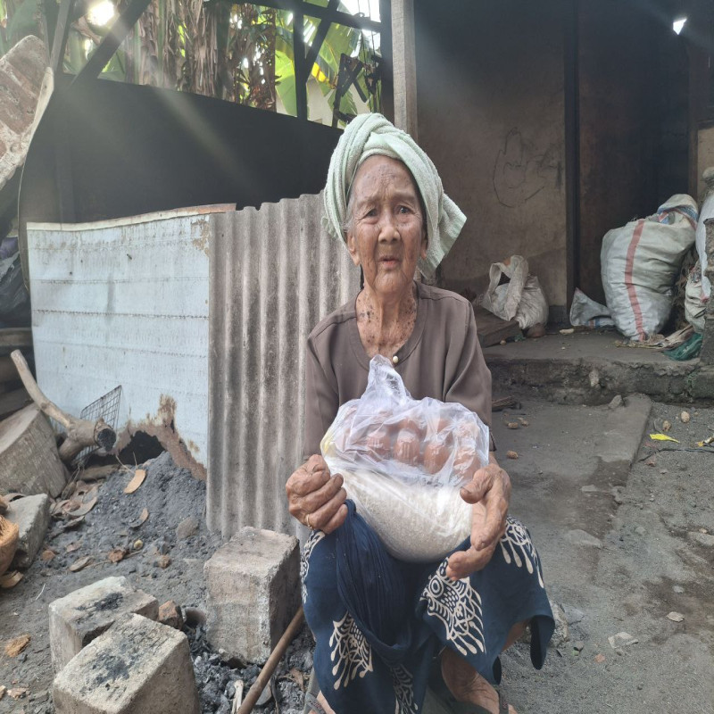 Raih Pahala di Setiap Butir: Kirimkan Beras Terbaik untuk Lansia Dhuafa yang Kelaparan