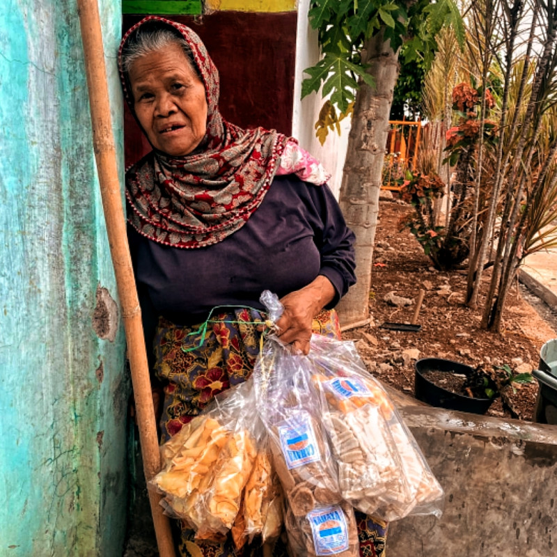 Sebungkus Kerupuk Harapan Hidup Nenek Bungkuk