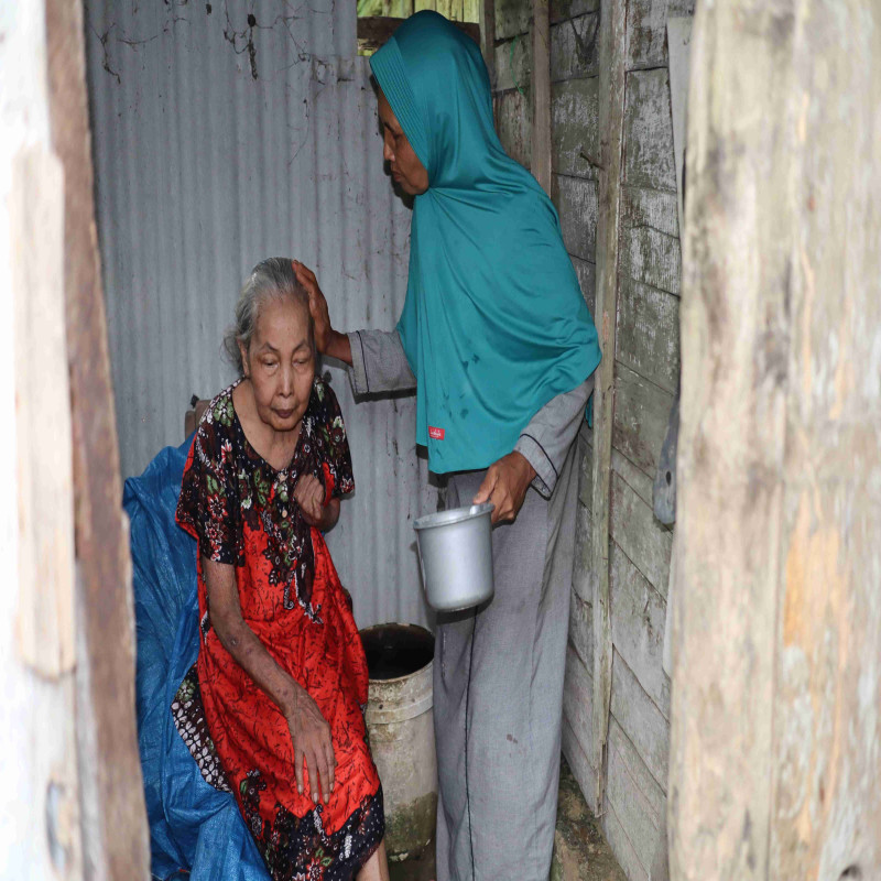 2 Nenek Kakak Beradik Sakit dan Sering Kelaparan