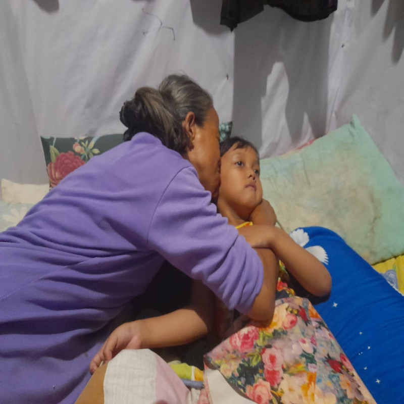 Nenek Aku Laper... Nemu Makanan Nggak