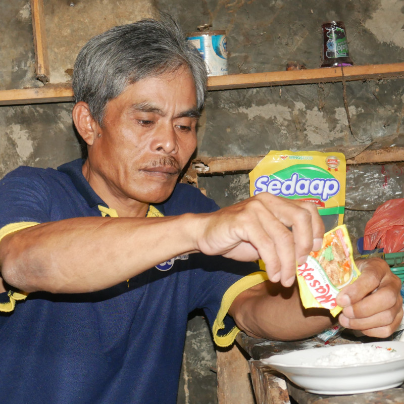 MIRIS TUKANG SOL SEPATU, HILANG KAKI DAN DITINGGAL ISTRI