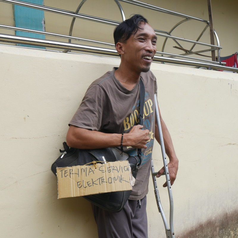 GRATISKAN SERVICE UNTUK MASJID, TUKANG SERVICE ELEKTRONIK DIFABEL BERJUANG SEBATANG KARA