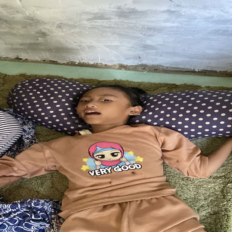 7 Tahun Cerebral Palsy dan Tidak Bisa Berdiri! Bantu Adilla Berjuang