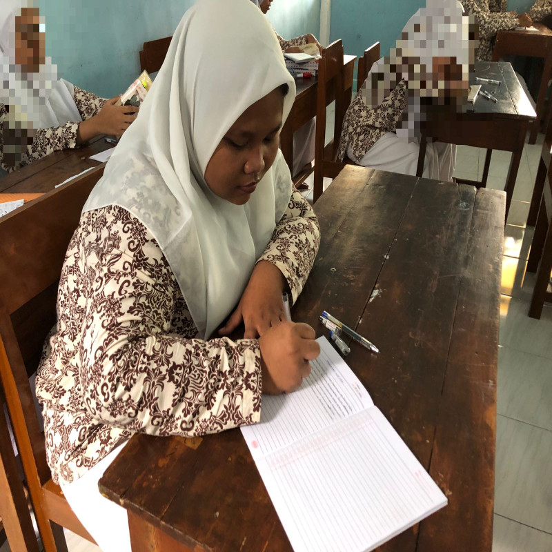 Beasiswa untuk Anisa Yatim Piatu Penghafal Quran