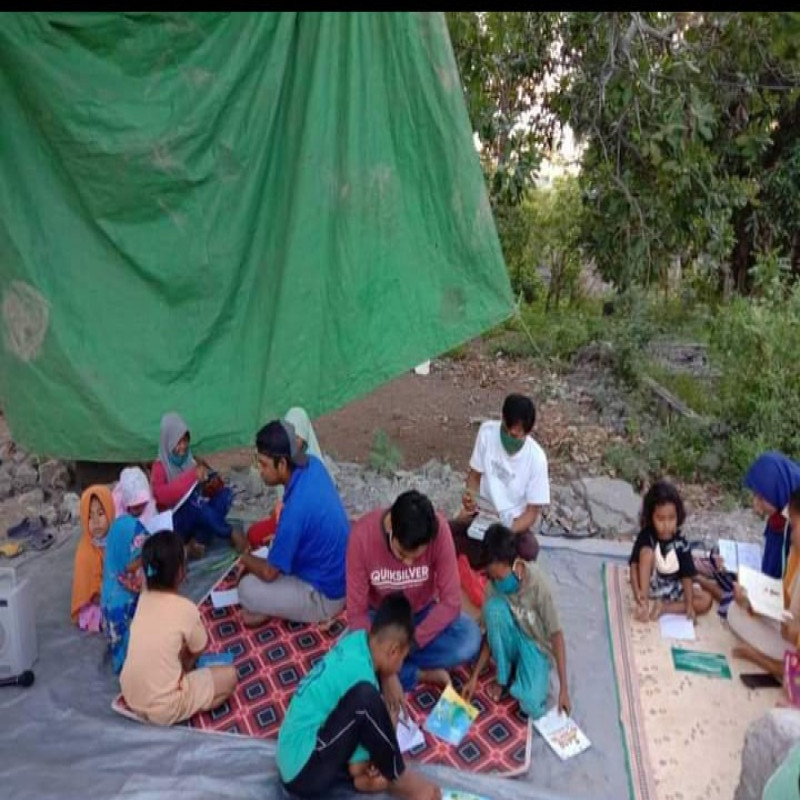 Bantu Alat Belajar Anak Yatim Pelosok