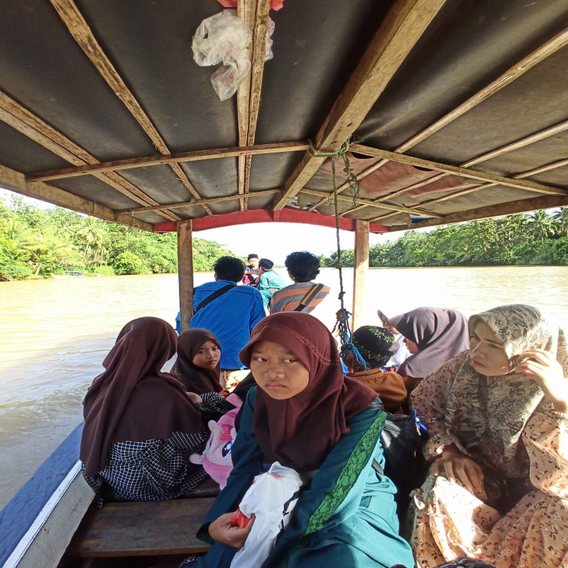Sampaikan Perahu untuk Santri Al-Ansori, Tempuh Sungai Penuh Buaya untuk Belajar Ilmu Agama