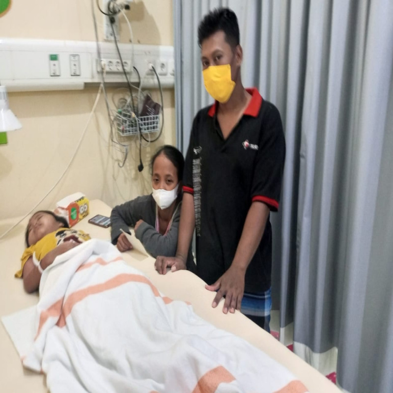 Adik Alfida lemas membutuhkan Kursi Roda