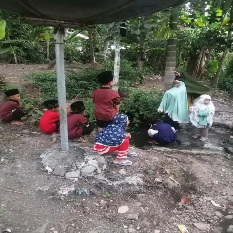 Warga Sukadana Wudhu Dengan Air Sisa Cuci Piring