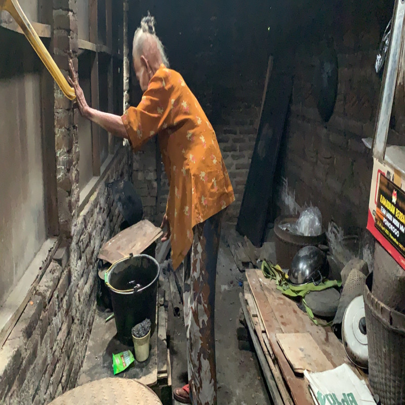 NENEK 81 Tahun, Berjualan Kayu untuk Bertahan Hidup