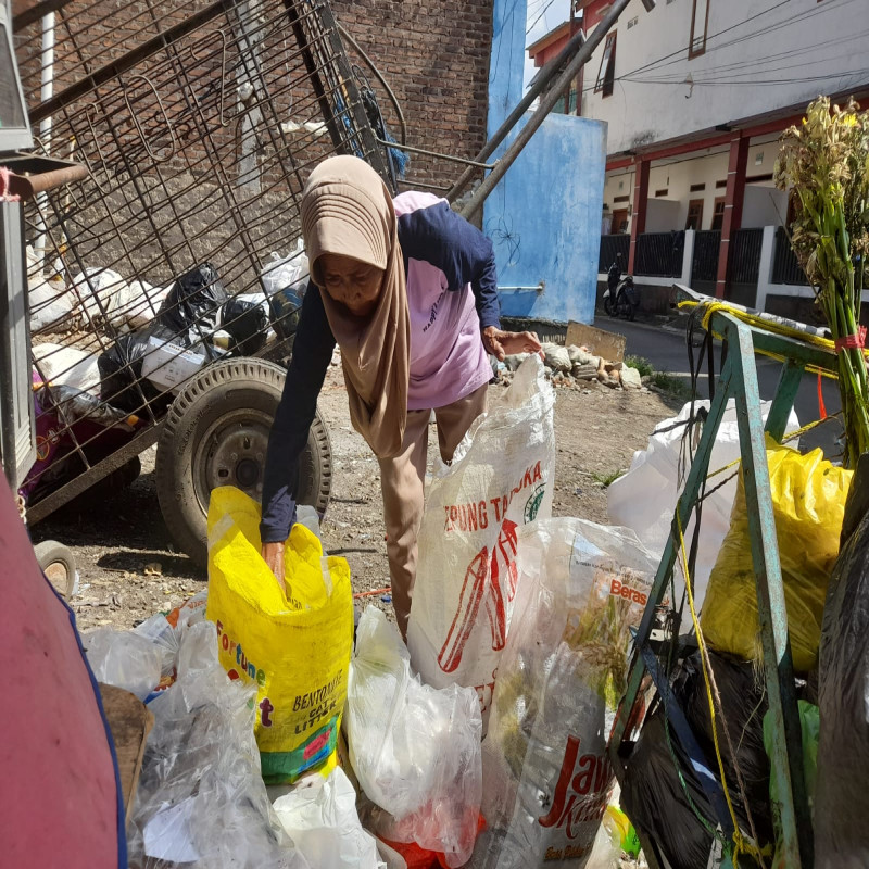 Lansia Bertahan Hidup Dari Kepingan Sampah