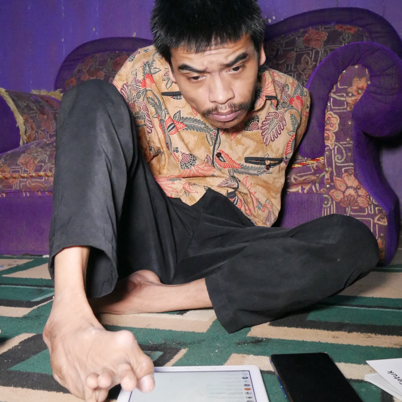 MELALUI JARI KAKI, GURU DIFABEL AJARKAN 29 RIBU MURIDNYA BAHASA INGGRIS