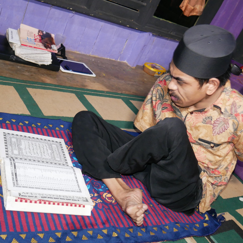 MELALUI JARI KAKI, GURU DIFABEL AJARKAN 29 RIBU MURIDNYA BAHASA INGGRIS