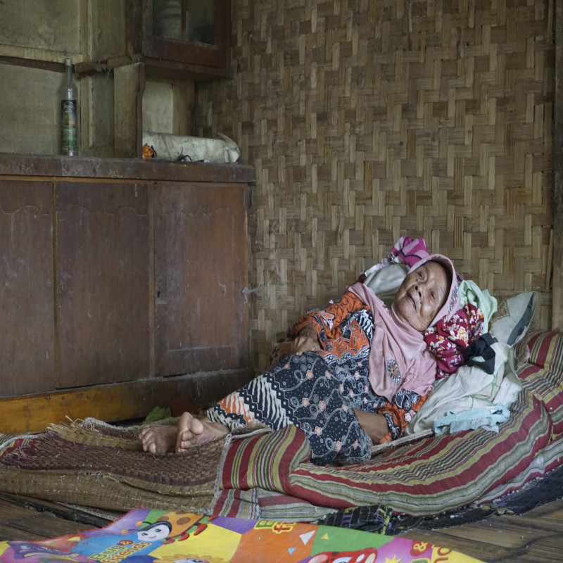 Sebatang Kara, Bantu Mak Isah Bertahan