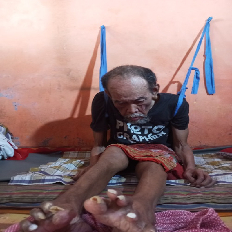 Temani Perjuangan Mak Yati Merawat Lansia Stroke