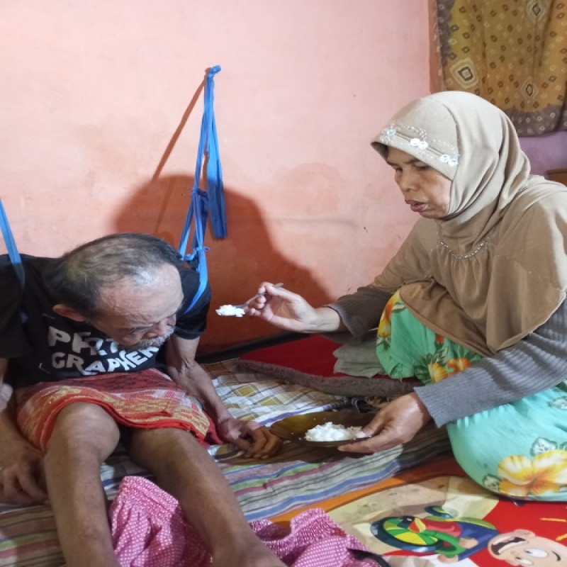 Temani Perjuangan Mak Yati Merawat Lansia Stroke