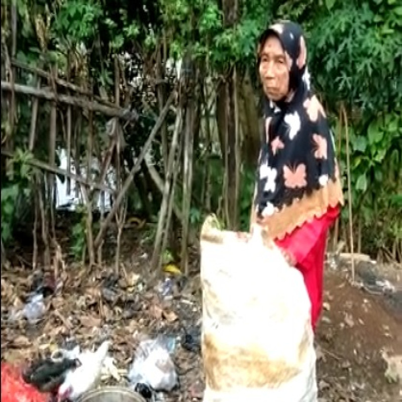 Tangan Begetar, Mak Itoh Berusaha Bertahan Hidup dengan Memulung