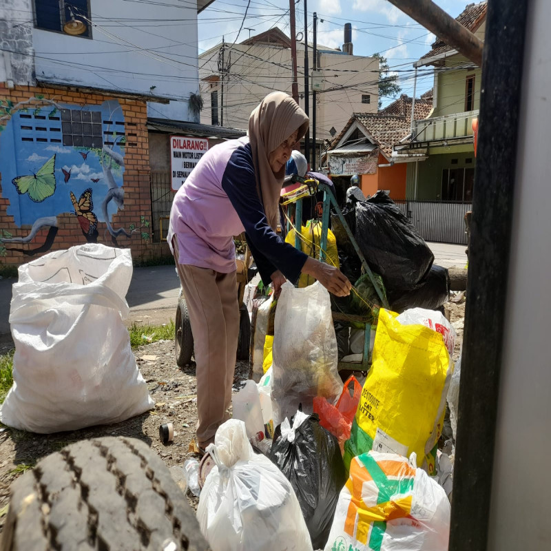 Lansia Bertahan Hidup Dari Kepingan Sampah
