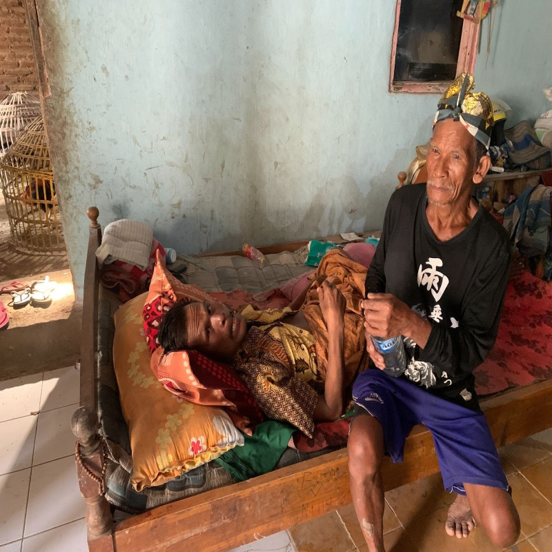 PERJUANGAN LANSIA menghidupi anaknya yang Lumpuh Berusia 45 Th