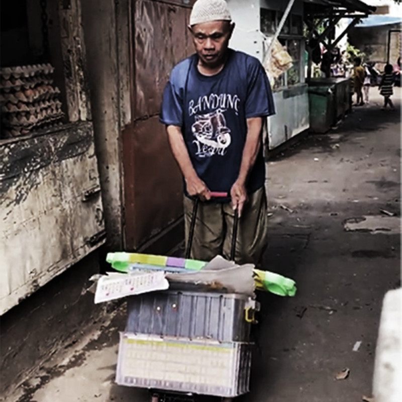 Berkeliling Mencari Pembeli Bersama Sang Cucu