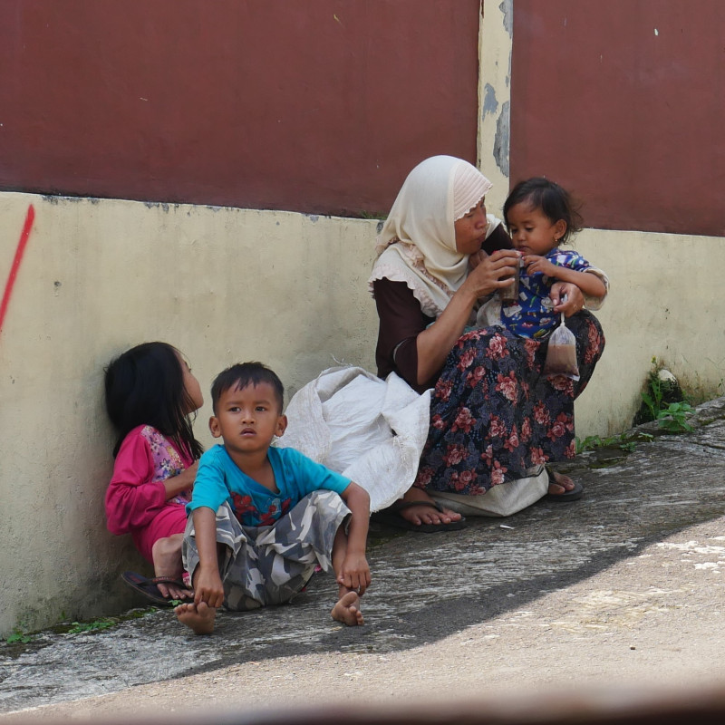 BANTU PEMULUNG JANDA DAN 5 ANAKNYA YANG TERKATUNG-KATUNG MENCARI TEMPAT TINGGAL