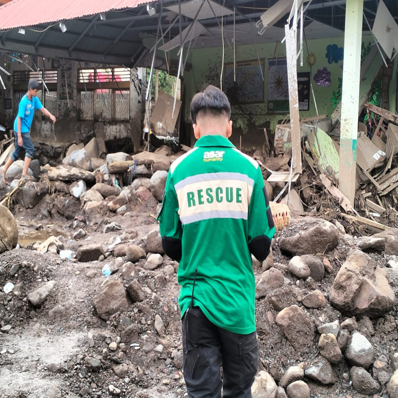 Bantu Warga Terdampak Banjir Sumbar