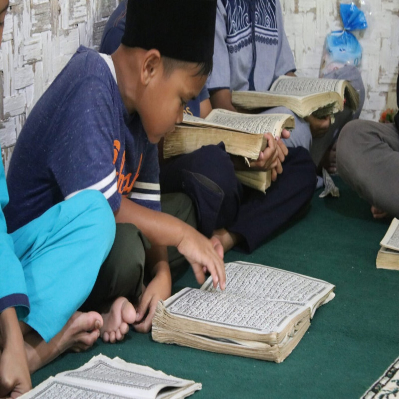 Raih Keberkahan Dengan Sedekah Al-Qur'an Untuk Santri Pelosok