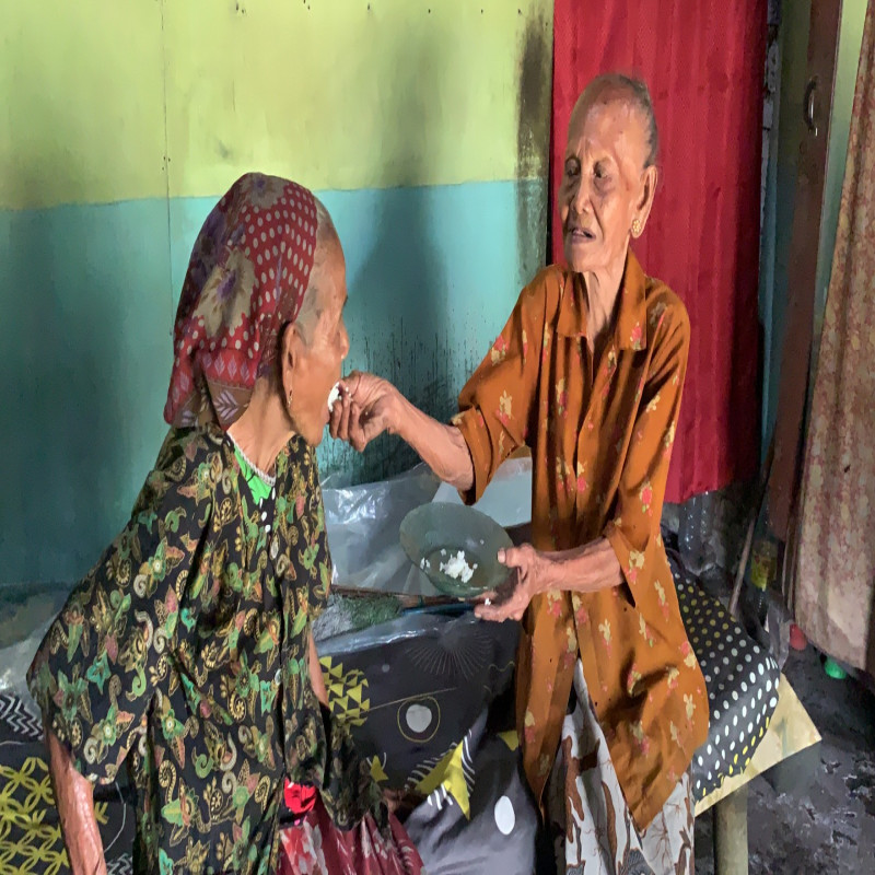 NENEK 81 Tahun, Berjualan Kayu untuk Bertahan Hidup
