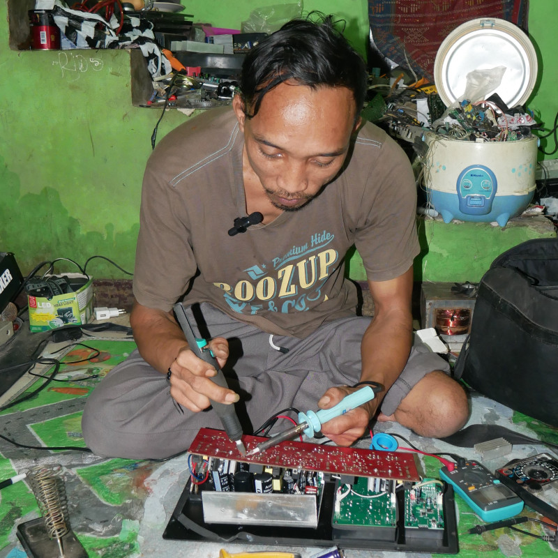 GRATISKAN SERVICE UNTUK MASJID, TUKANG SERVICE ELEKTRONIK DIFABEL BERJUANG SEBATANG KARA