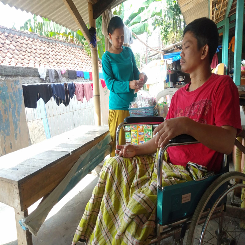 Sumsum tulang Belakang rusak, Bu Ari mencari tumpangan demi mendapatkan darah untuk sang suami.