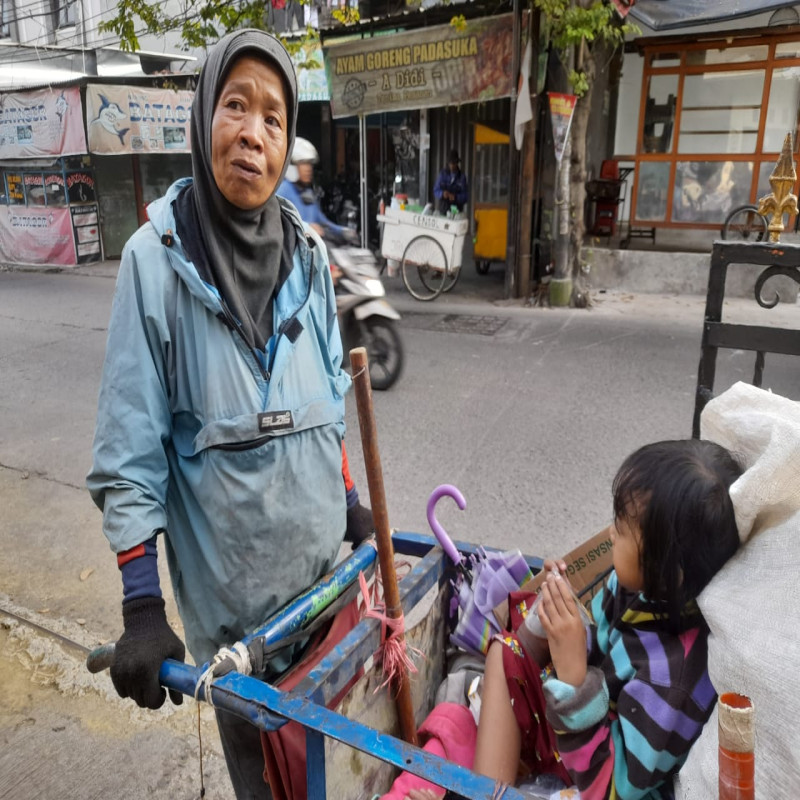 Nenek Aku Laper... Nemu Makanan Nggak