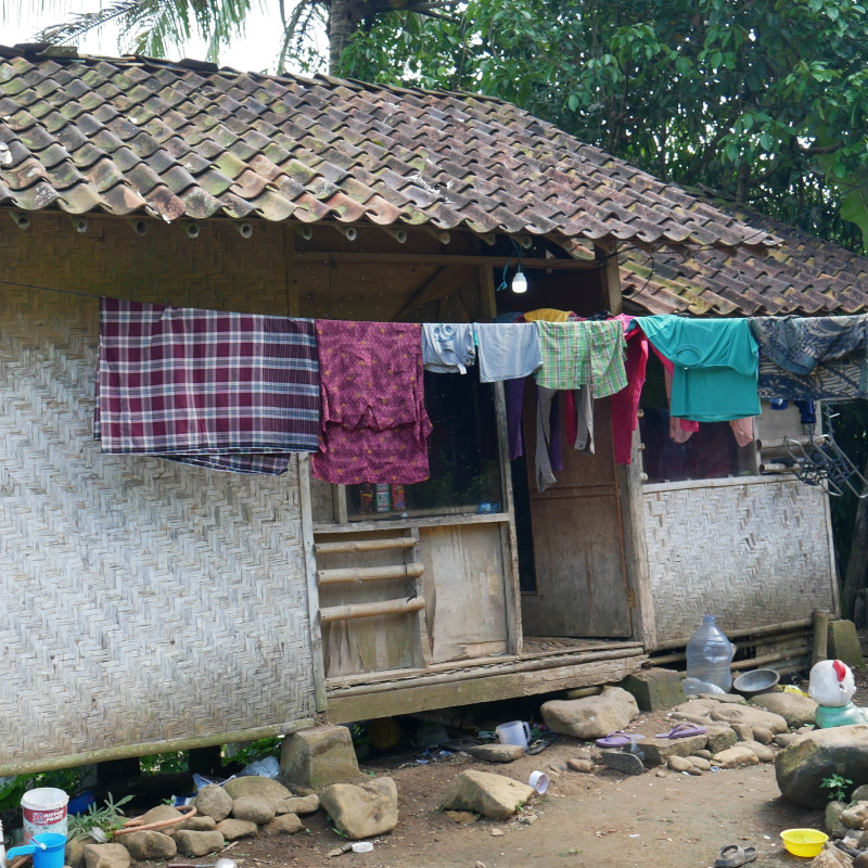 BANTU PEMULUNG JANDA DAN 5 ANAKNYA YANG TERKATUNG-KATUNG MENCARI TEMPAT TINGGAL