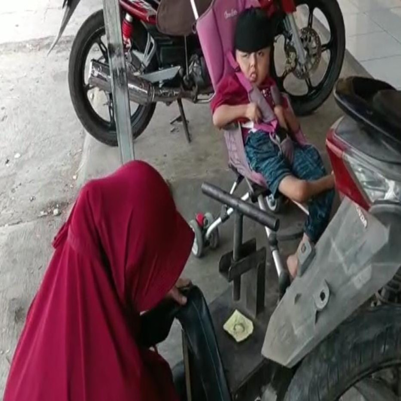 Pilu! Nenek Berjuang Menjadi Tukang Tambal Ban Demi Menghidupi Cucu Yatim Yang Sakit