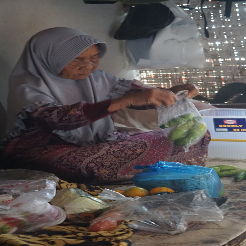 Lansia 80 Tahun Tak Lupa Ngaji Meski Dagangan Sepi