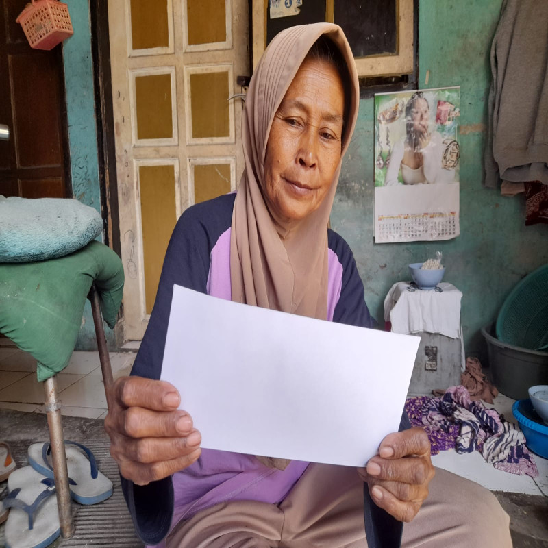 Lansia Bertahan Hidup Dari Kepingan Sampah